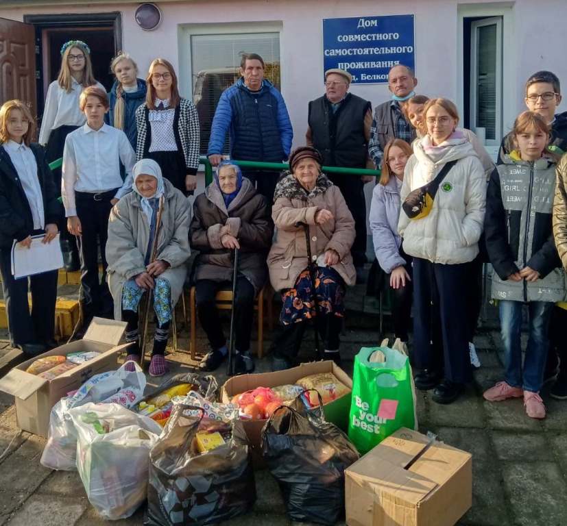 Учащиеся СШ № 7 вручили подарки пожилым людям в Белковщине.jpg