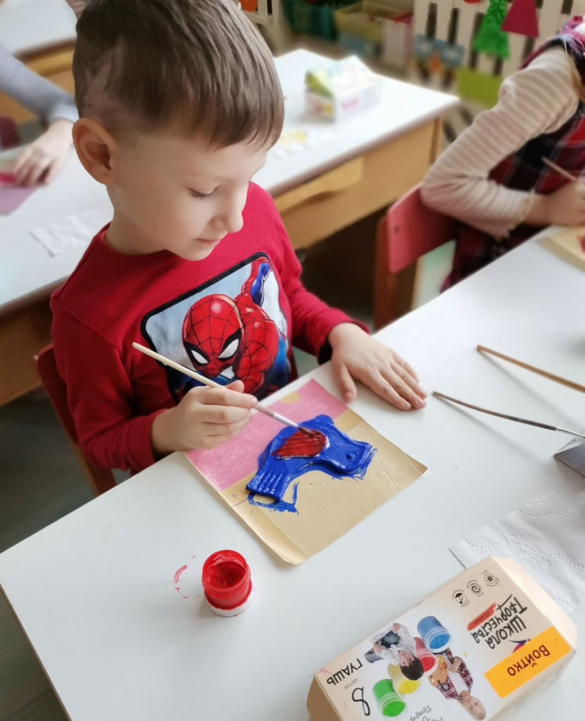 Войтка Дзімітрый упрыгожвае сваю птушачку.jpg Войтка Дзімітрый упрыгожвае сваю птушачку.jpg