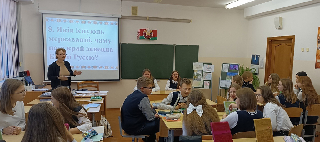 Валянціна Лукошка праводзіць турнір з вучнямі 8  класа.jpg