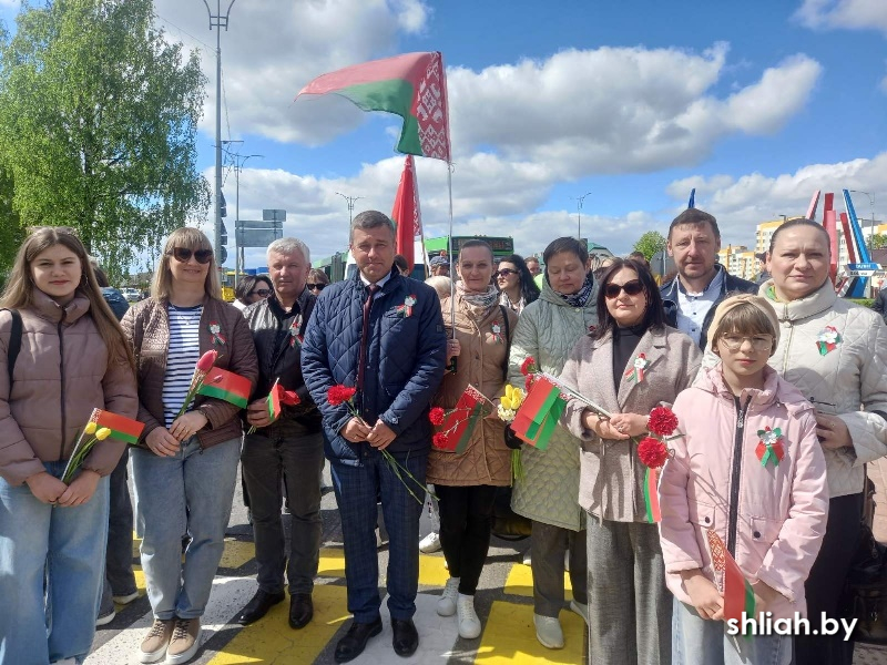 Воротников 9 мая с коллективом.jpg
