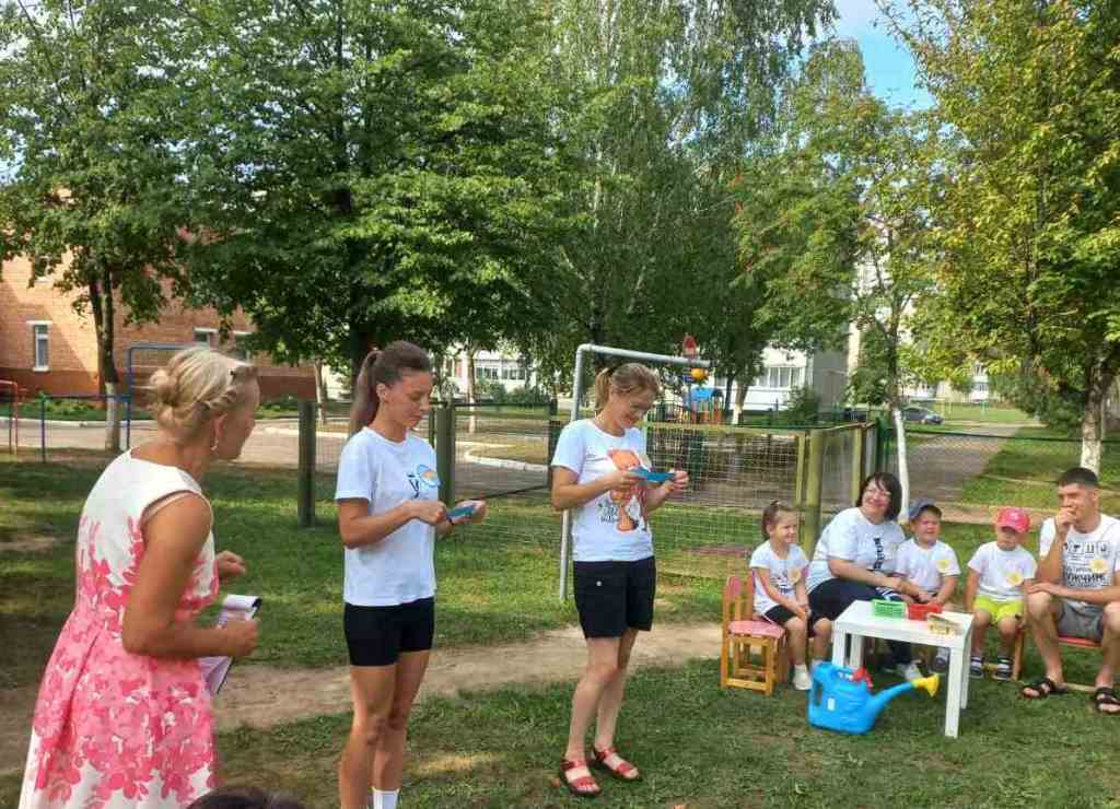 Капитаны команд Орловская Анастасия  и Радевич Оксана оценивают ситуацию..jpg