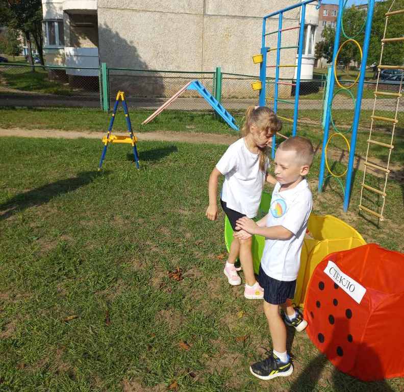 Мусор мы соберём и в контейнер отнесём.jpg