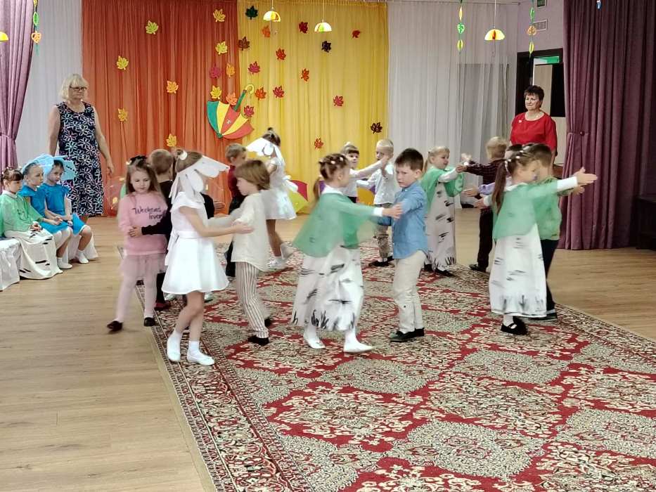 Мы для мам спляшем, песню запаём.jpg