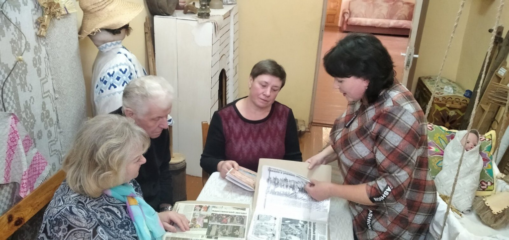 Читатели Сосновской сельской библиотеки-клуба знакомятся с информацией в краеведческих папках.jpg