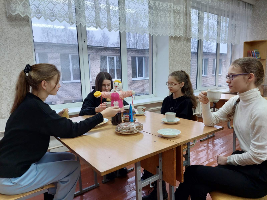 Учащиеся угощаются блинами.jpg