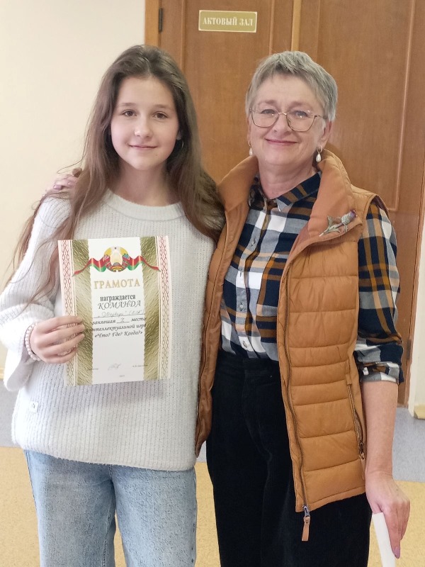 Владислава Слабко - капитан команды «Медведи» вместе с ведущей Галиной Кравцовой..JPG