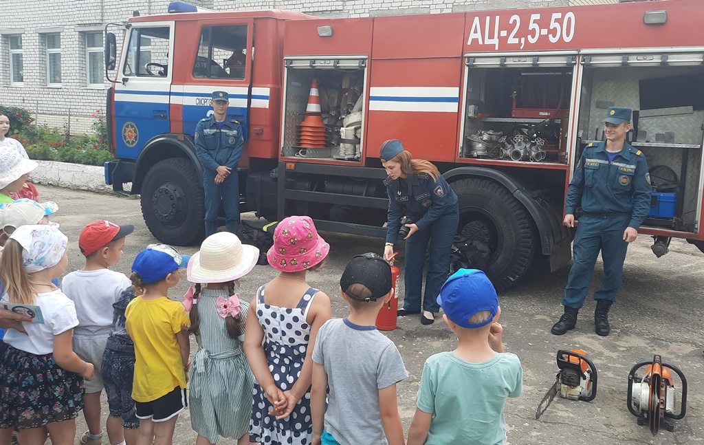 Вероника Драгун рассказывает дошкольникам об огнетушителе..jpg