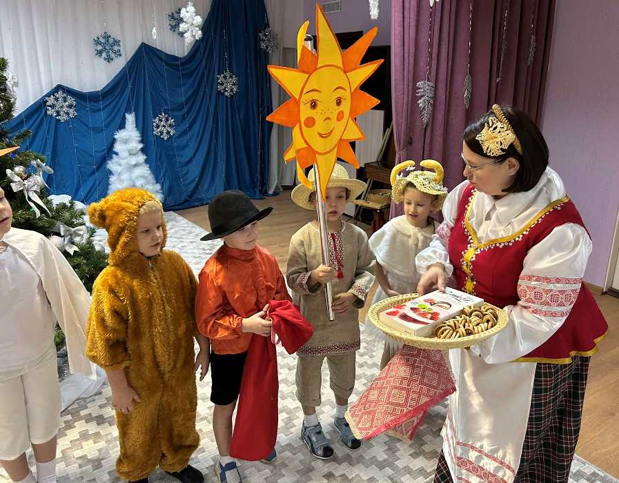 Гаспадыня частуе гасцей.jpg