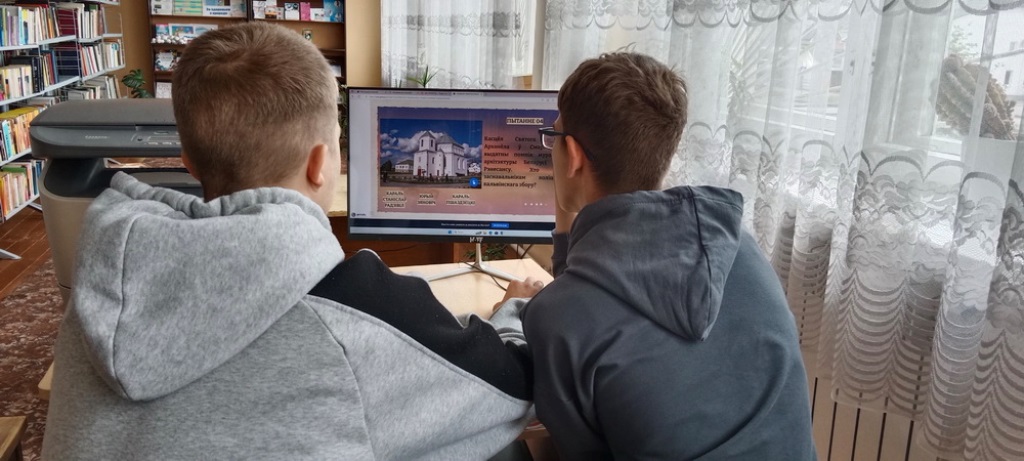 старшеклассники проходят уровни в онлайн-игре «Сцежкамі Смаргоншчыны»..jpg