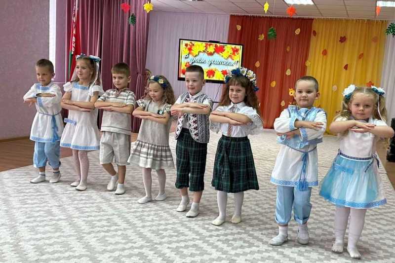 Воспитанники поздравляют педагогов.jpg