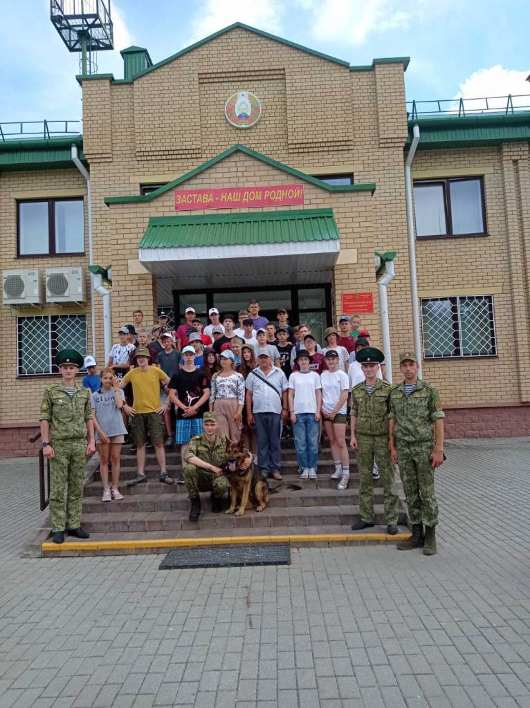 Воспитанники лагеря с курсантами института погранслужбы.jpg