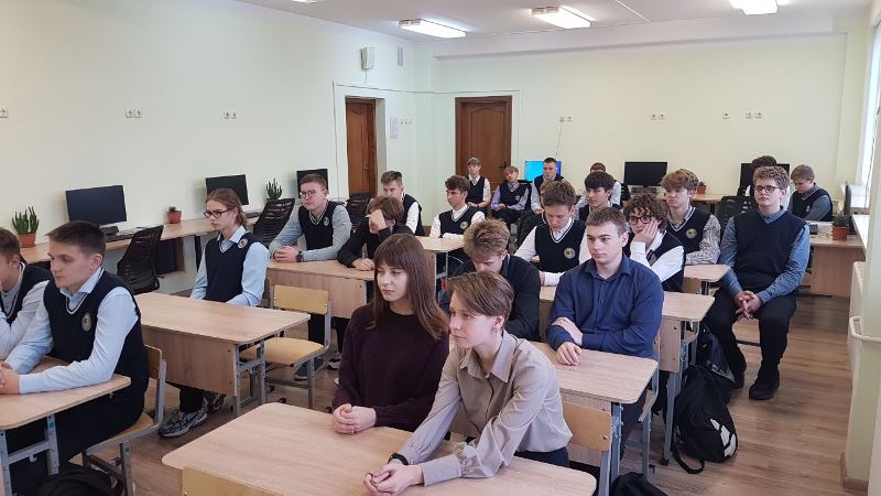 Учащиеся групп инженерной направленности 10 и 11 классов СШ № 7 в ходе профориентационной встречи..JPG