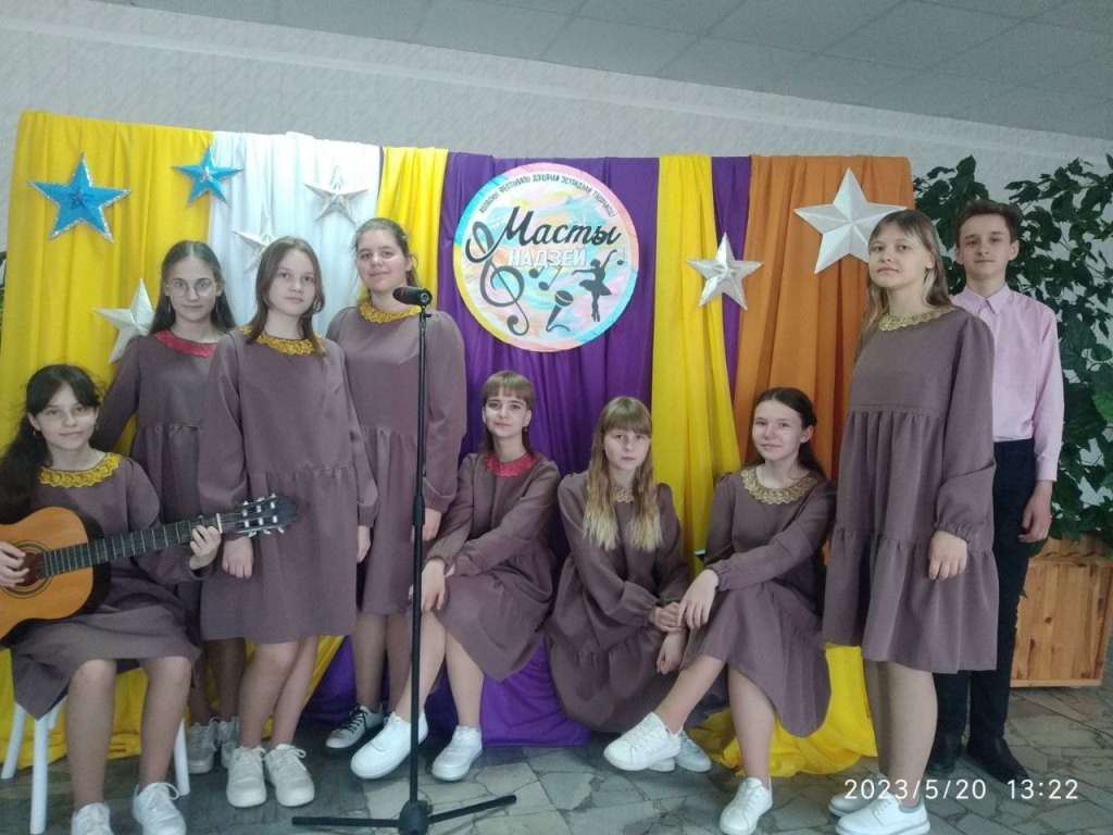Вокальный ансамбль «МИССиЯ». Кира ЧЕКУН - в центре..jpeg