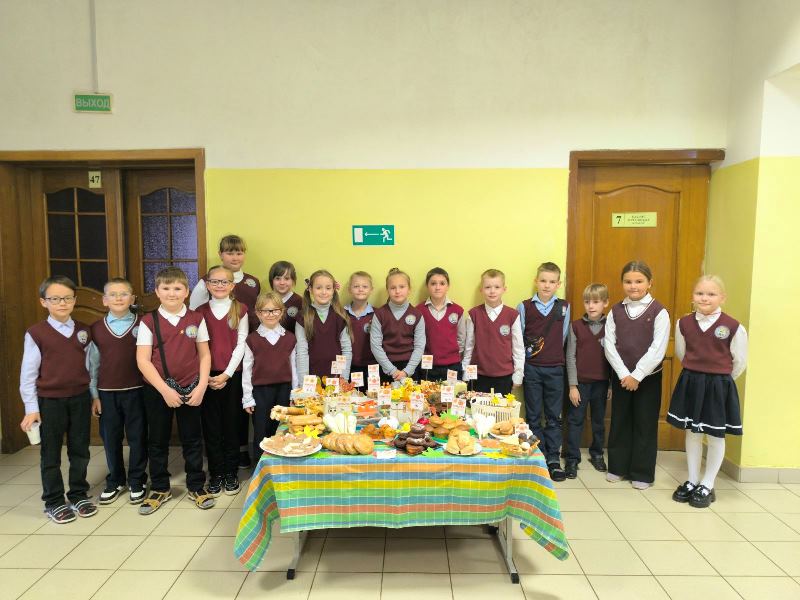 учащиеся 3 класса на ярмарке.jpg учащиеся 3 класса на ярмарке.jpg