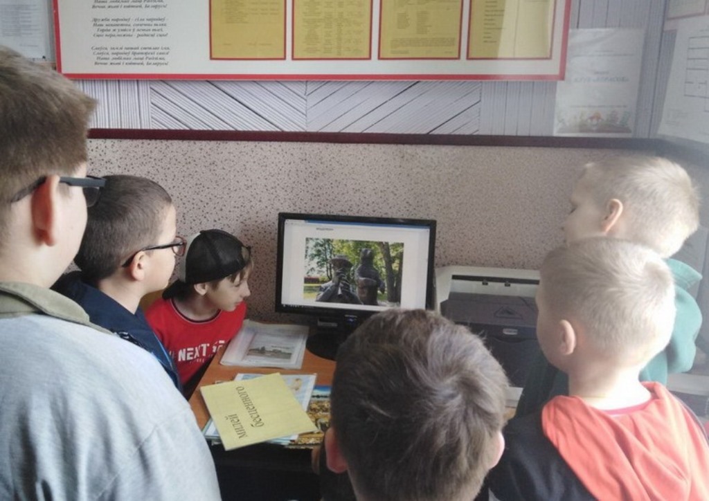 Дети отвечают на вопросы онлайн-квеста в Белковщинской библиотеке.jpg