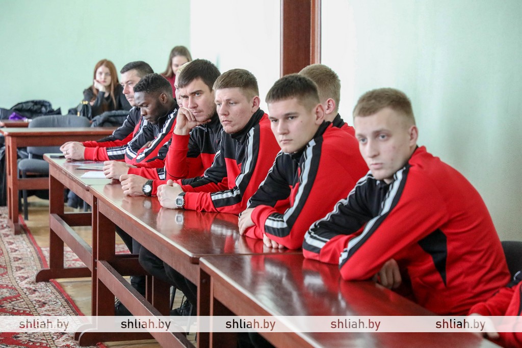 Курсы на сегодня сморгонь. Капитан команды. Капитан команды Семен.