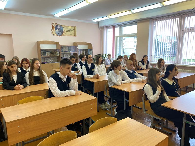 Одиннадцатиклассники во время урока знаний..JPG