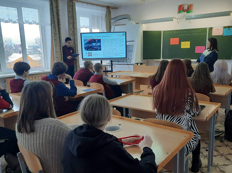 Учащийся 11 класса Илья Гацко рассказывает о промышленности Сморгонского района.jpg