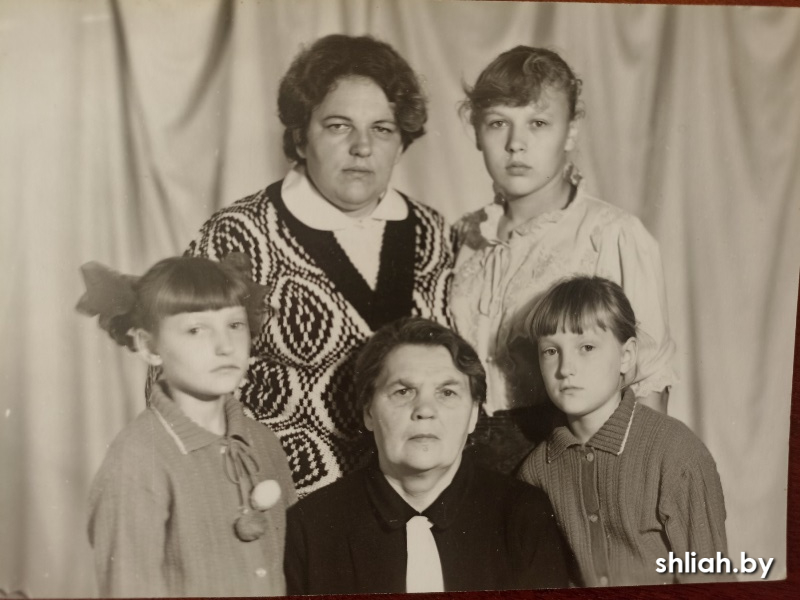 С дочерью и внуками.jpg