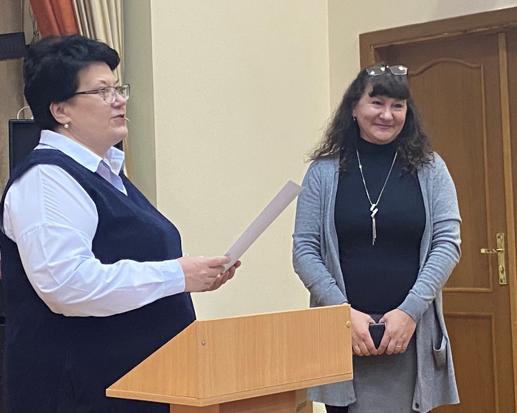 Благодарственное письмо получает секретарь СШ 7 Алена Звягина..jpg Благодарственное письмо получает секретарь СШ 7 Алена Звягина..jpg