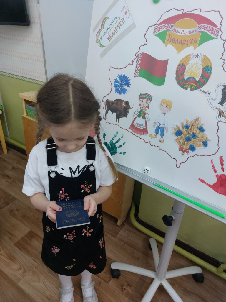 Ксения Побойнева рассматривает паспорт..jpg