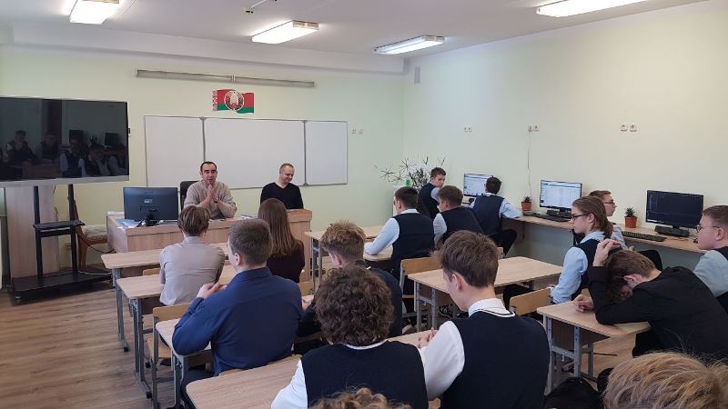 Александр Сташкевич и  Дмитрий Чижевский на встрече с будущими инженерами СШ № 7.JPG