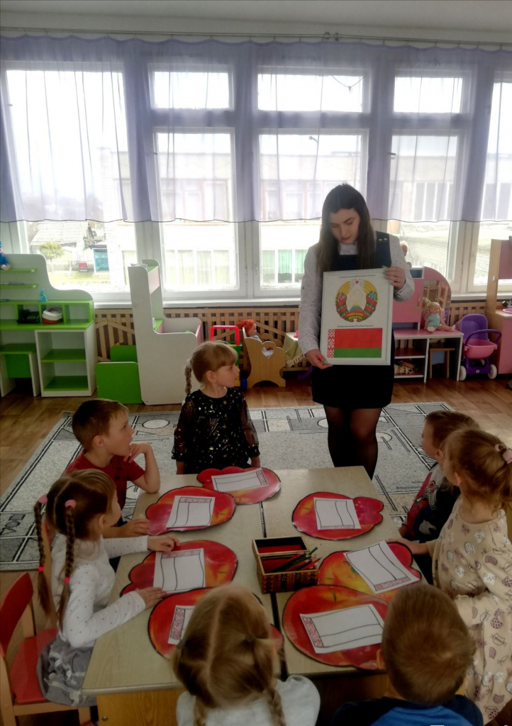 Ребята изучают символы Беларуси.jpg