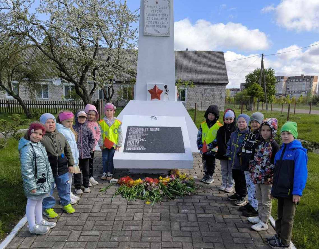 Воспитанники старших групп возложили цветы к памятнику погибшим воинам д. Корени  и почтили память героев минутой молчания.jpg