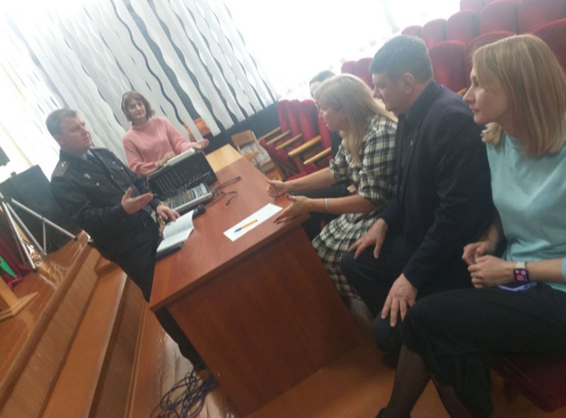 Инспектор ИДН Сморгонского РОВД Новиков О.А. проводит час общения Дом без насилия для педагогов учреждения.jpg