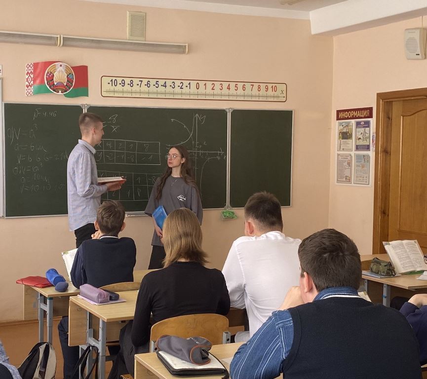 Сямён Чартовіч тлумачыць тэму па матэматыцы ў 8 класе..jpg