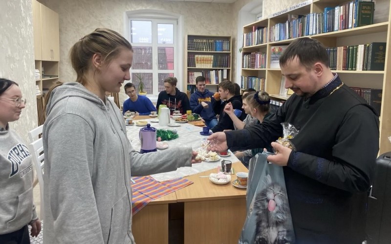Отец Александр угощает гостей мероприятия имбирными пряниками.jpg