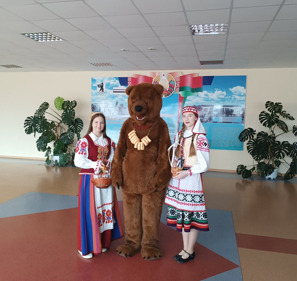 Мілана Путырская і Надзея Гіль сустрэлі смаргонскага мішку.jpg