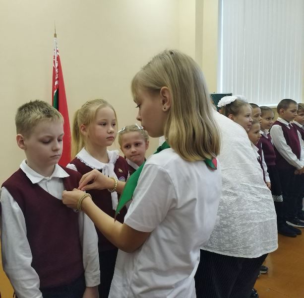 вручение октябряских значков пионером-лидером Андрицо Мария.jpg вручение октябряских значков пионером-лидером Андрицо Мария.jpg