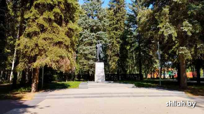 Памятник А.П. Гайдару в парке.jpg