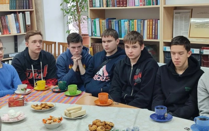 учащиеся Сморгонского государственного колледжа на встрече со священником.jpg