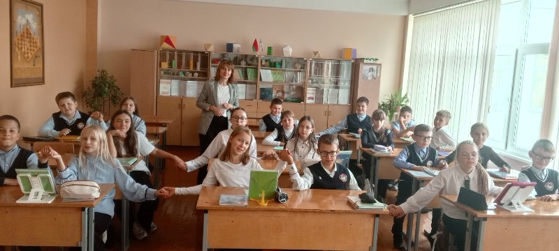 педагог-психолог Черняк Н.Г. проводит психологическое занятие с учащимися На волне позитива.jpg