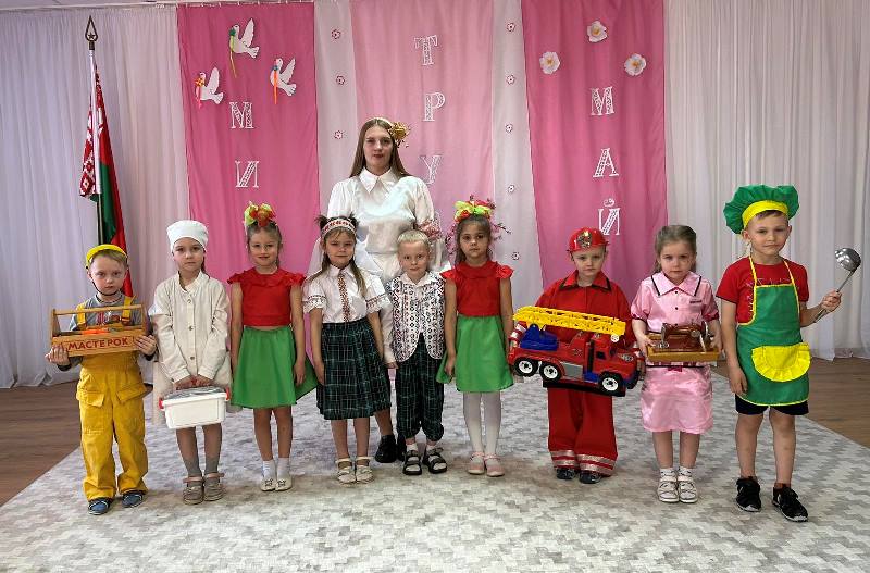 С Днём труда мы поздравляем Счастья в жизни вам желаем.jpg