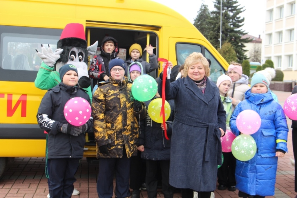 Кревской школе подарили новый школьный автобус