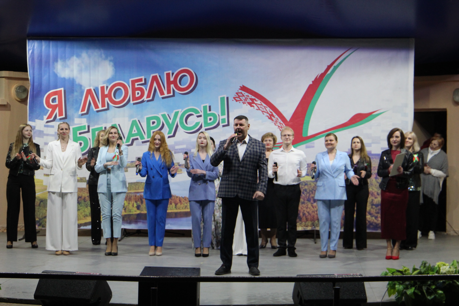 Сморгонцы после вечерней концертной программы вместе спели «День Победы»
