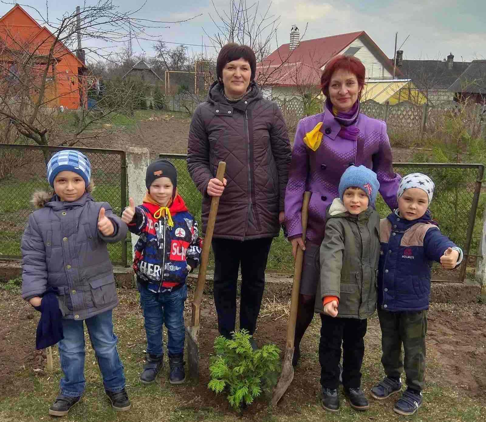 Выпускники детского сада №2 посадили именное дерево на территории дошкольного учреждения