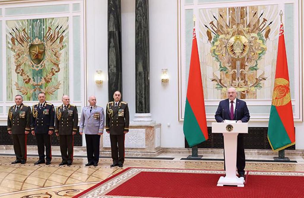 Александр Лукашенко вручил госнаграды и генеральские погоны представителям высшего офицерского состава