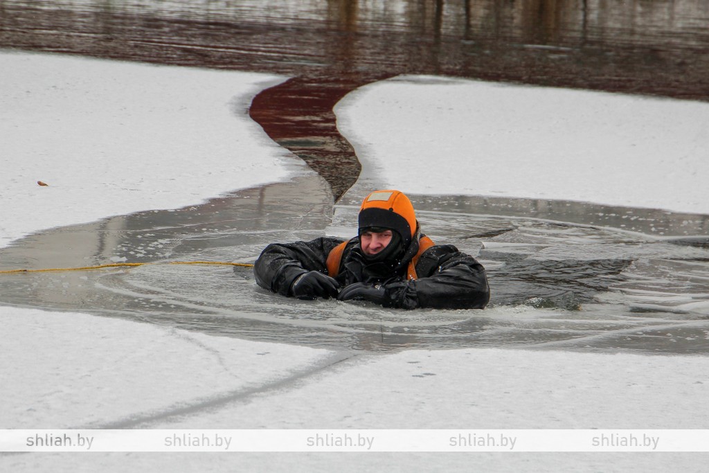Спасатели показали детям как производится спасение человека, провалившегося под лёд
