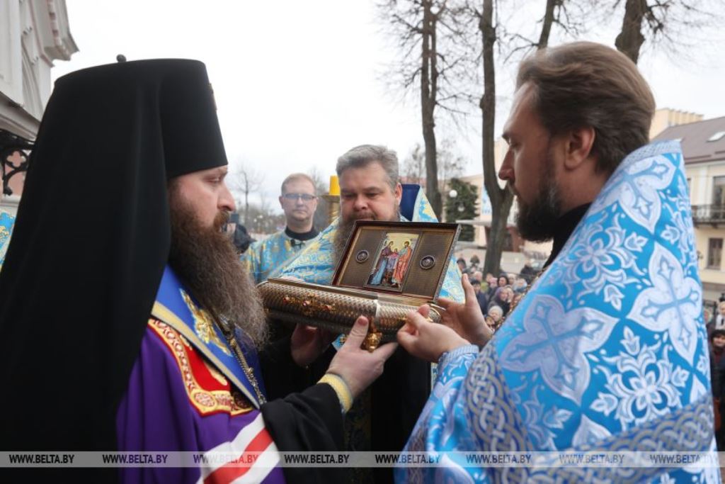 ФОТОФАКТ: Ковчег с частицей Пояса Пресвятой Богородицы прибыл в Гродно
