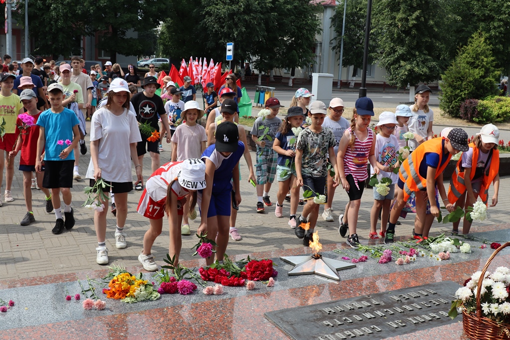 Дети возложили цветы к монументу