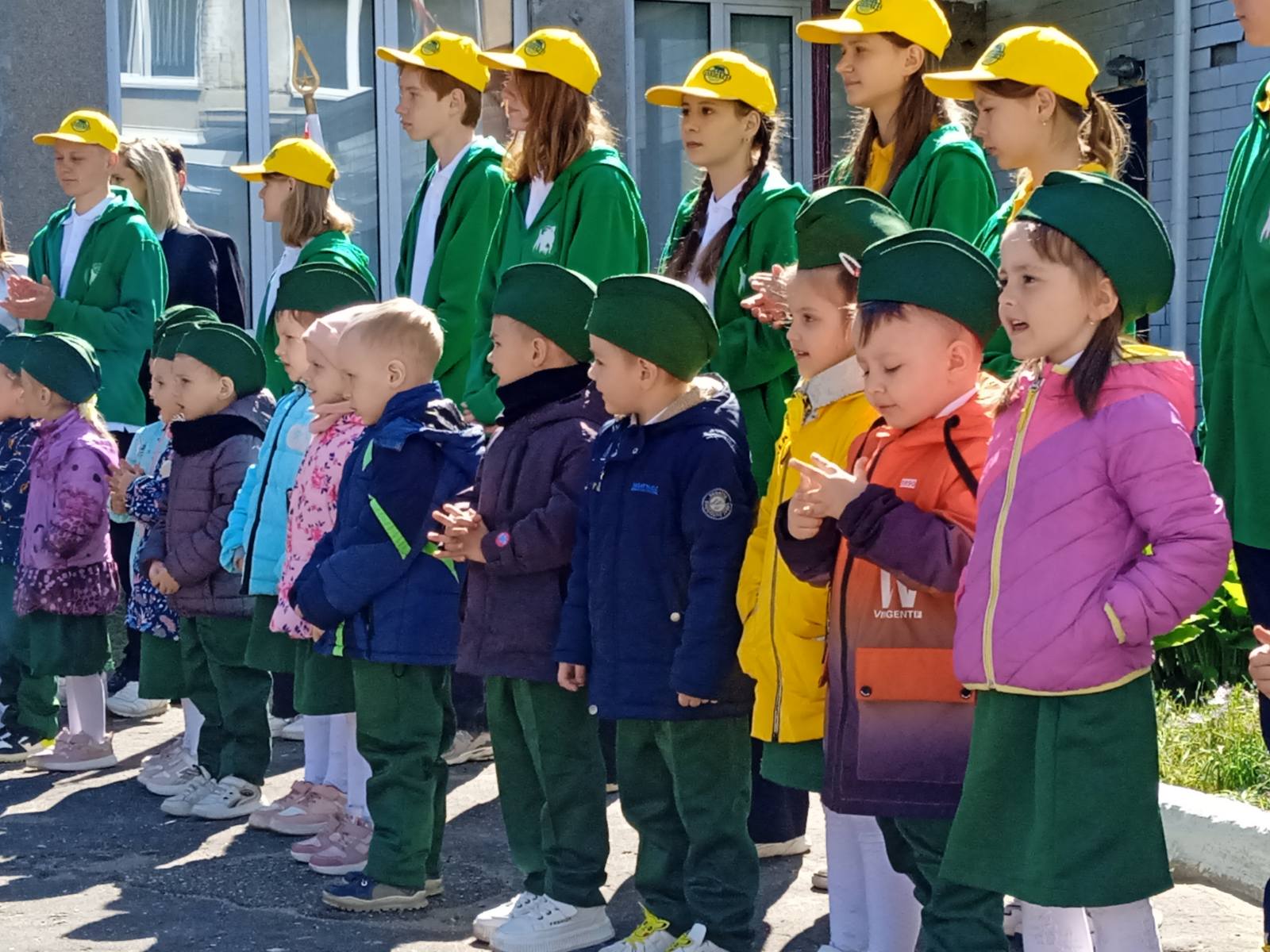 Мини-дендропарк заложили в Сморгонском центре творчества детей и молодежи