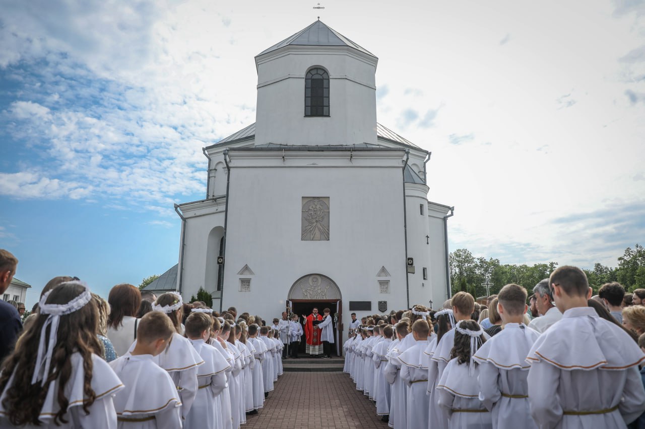 Встреча с Христом: в Сморгони юные католики приняли первое Причастие