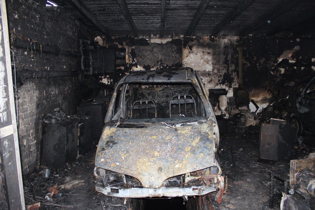 Публикуем фотографии с гаража, где недавно случился пожар