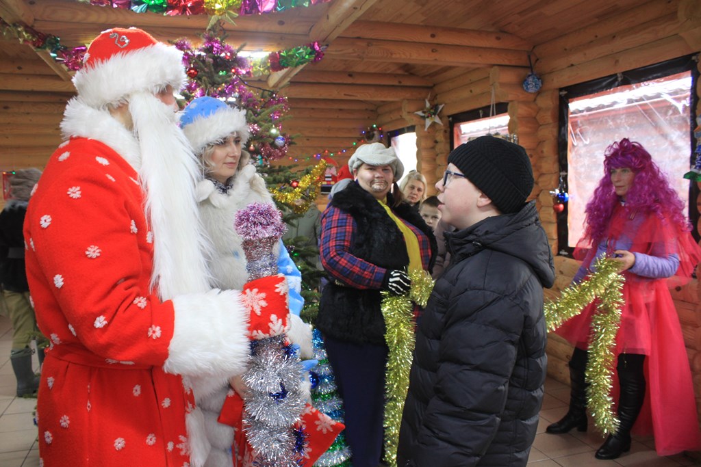 В поместье Деда Мороза состоялось новогоднее представление для детей с ограниченными возможностями