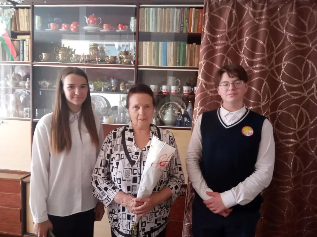 Ученики и педагоги СШ № 3 поздравили узницу Марию Лебедеву.jpg